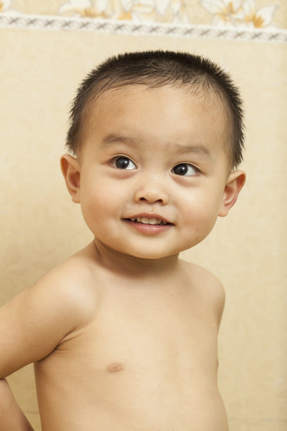 快乐的小男孩洗澡图片下载