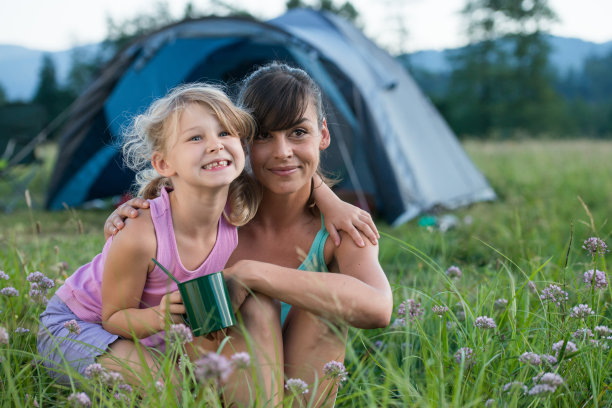 母亲和女儿在大自然中露营。图片下载