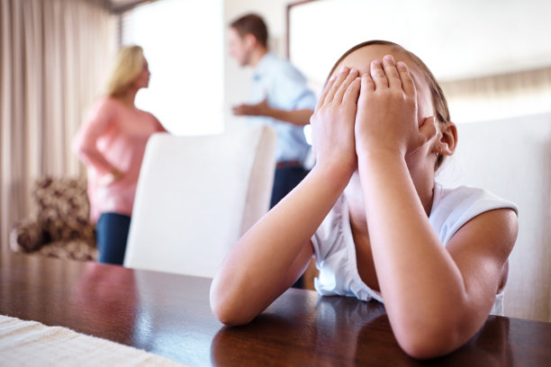 当爸爸妈妈吵架的时候…素材图片