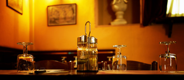 盐和胡椒瓶。彩色图像图片下载