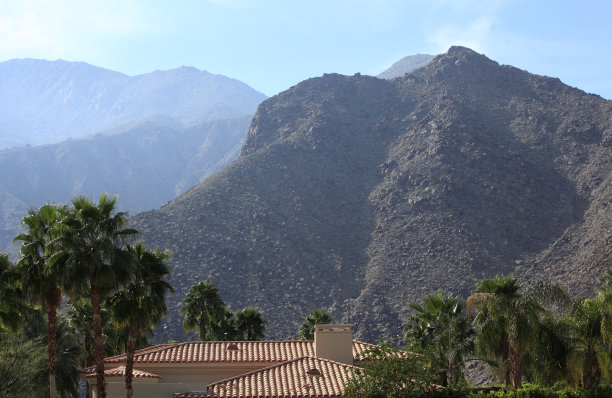 瓦屋顶非常接近山脉图片下载