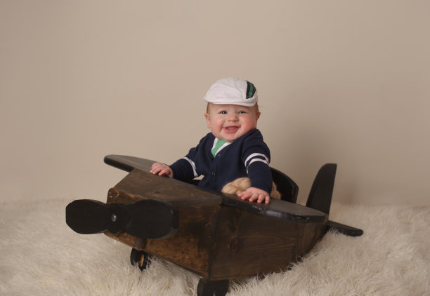 快乐的婴儿坐在木制飞机图片下载
