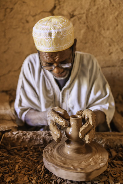 在他的工作室工作的摩洛哥陶工图片下载