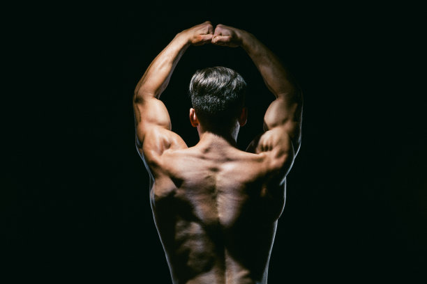 强壮的男性健美运动员图片下载