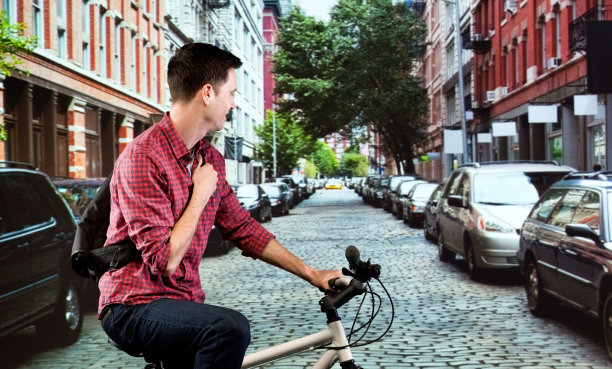 在城市的户外骑自行车的人图片下载