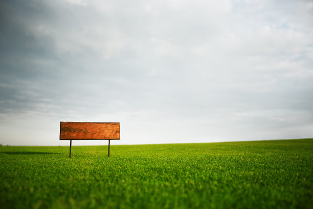 草地上的标志图片下载