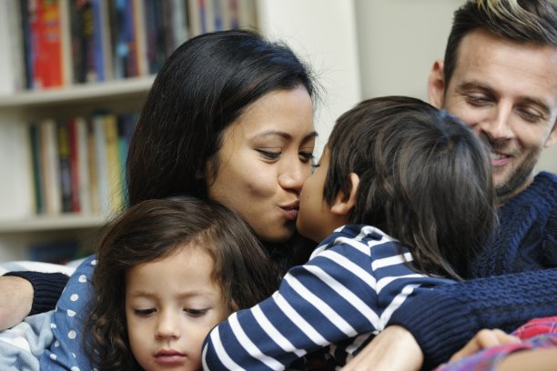 四口之家在一起享受时光图片下载