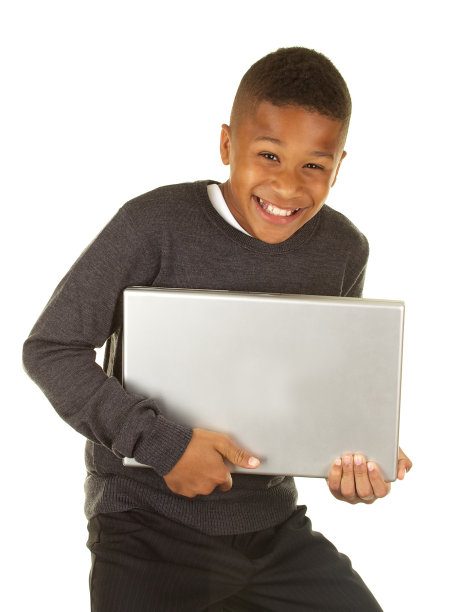 11岁的男孩拿着笔记本电脑非常高兴图片下载