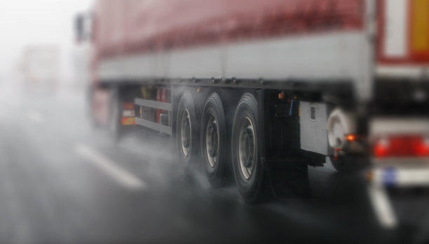 雨中运输图片下载