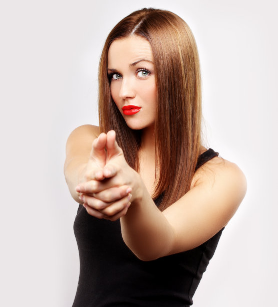 年轻女子用手指着镜头。图片下载