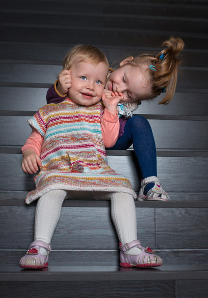 楼梯上两姐妹的画像图片下载