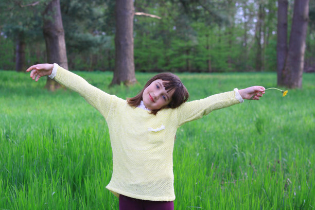 女孩享受美丽的自然图片下载