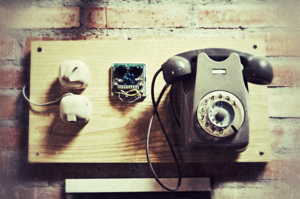 挂在墙上的旧电话图片下载