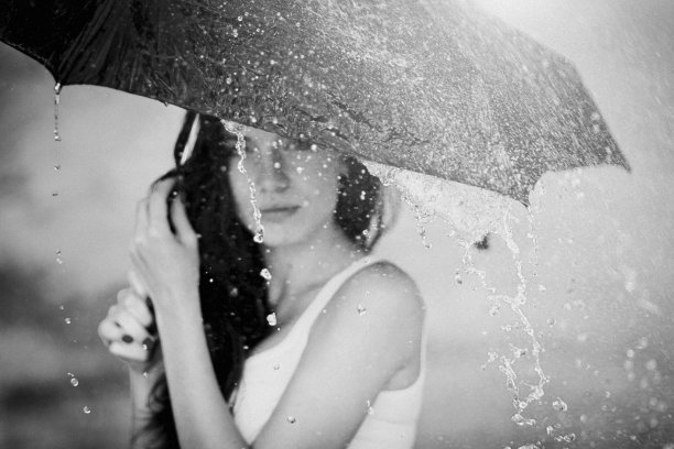 伞的女孩图片下载