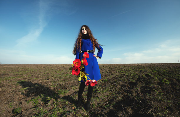 穿蓝外套的女孩图片下载