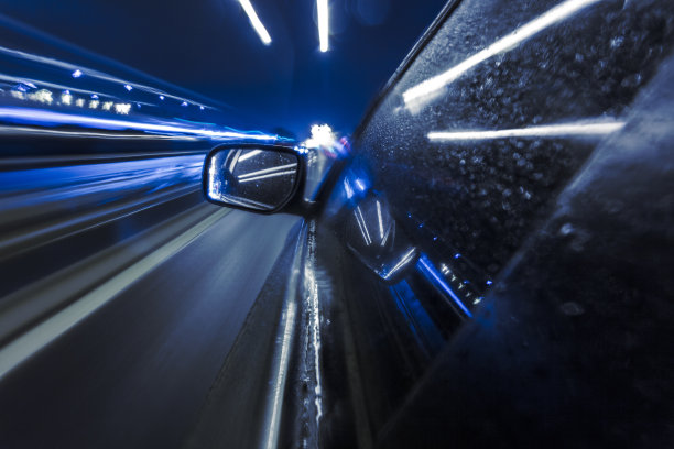 超速行驶的汽车穿过香港的夜晚图片下载