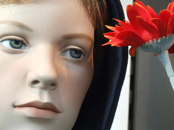 带着红花的假男孩看起来很伤心图片下载