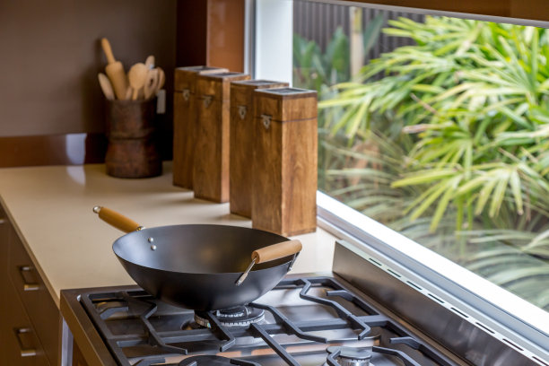 现代厨房工作台上的煤气炉上的面条锅图片下载