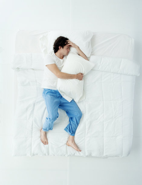 上图男子睡在床上图片下载