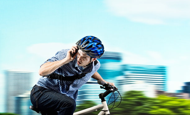 男人骑着自行车，打着手机图片下载