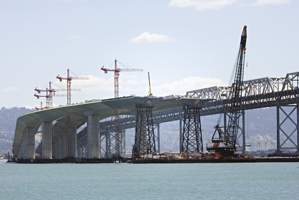 旧金山-奥克兰海湾大桥:在建新跨距图片下载