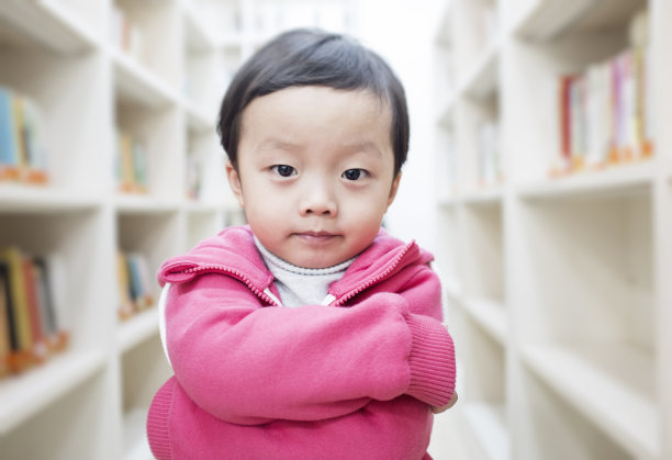 可爱的亚洲儿童在图书馆图片下载