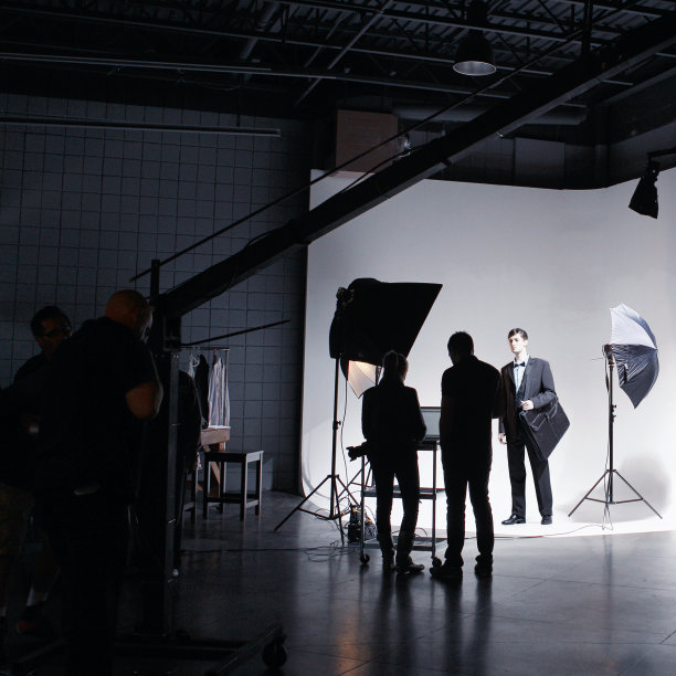 电影工作人员在片场工作图片下载