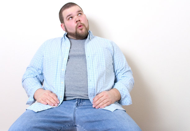 表情神秘的家伙……图片下载