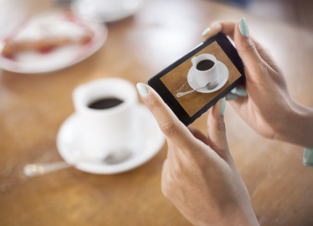 女人谈论着咖啡的图片图片下载