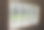 白色金属百叶窗的形象在窗口俯瞰花园图片下载