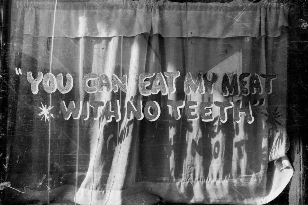 废弃的店面窗口图片下载