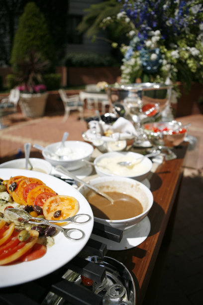 阳光明媚的日子，午餐餐桌图片下载