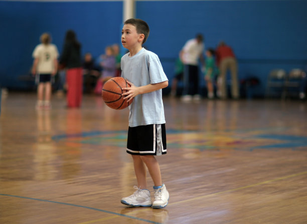 年轻的篮球运动员图片下载