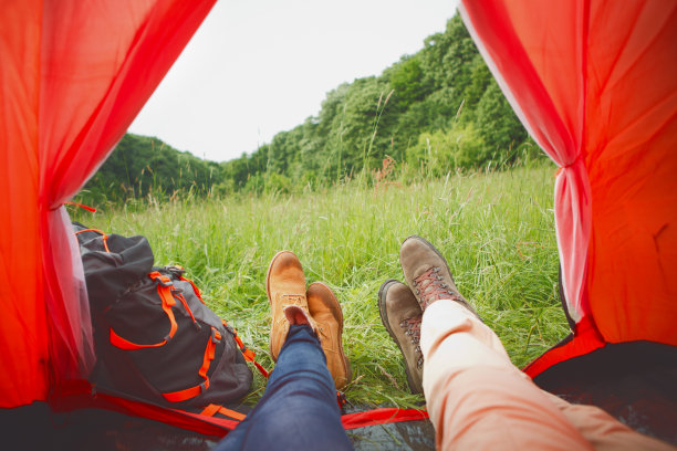 男人和女人在森林里露营。图片下载
