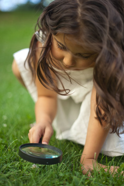 小女孩探索大自然图片下载