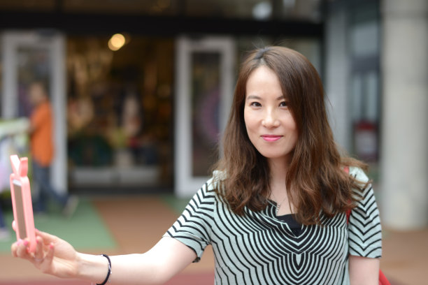 用智能手机自拍的女人图片下载