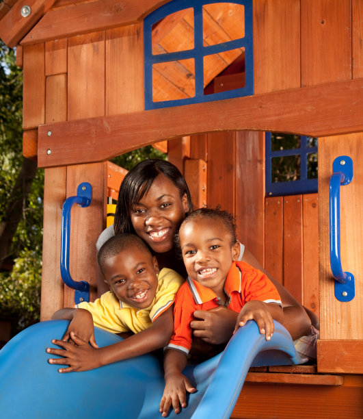 家庭在操场上图片下载