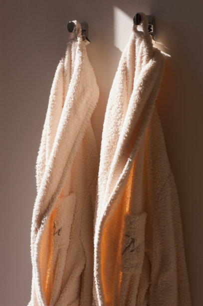 两件浴衣挂在墙上。酒店的概念图片下载