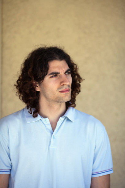 大学生的侧目图片下载