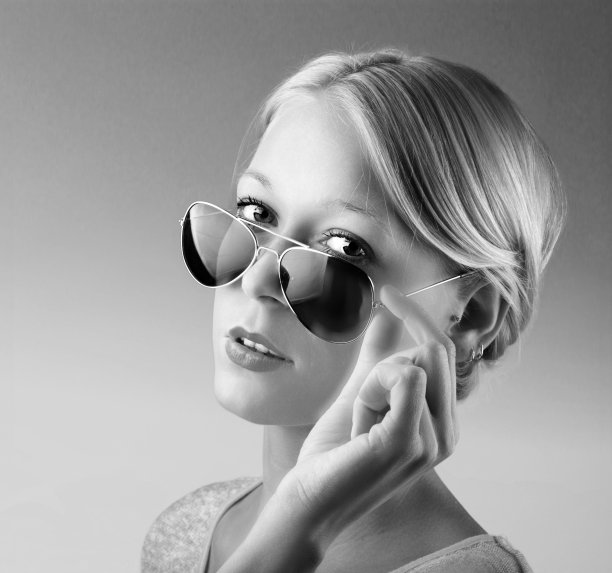 戴着太阳镜的金发美女图片下载