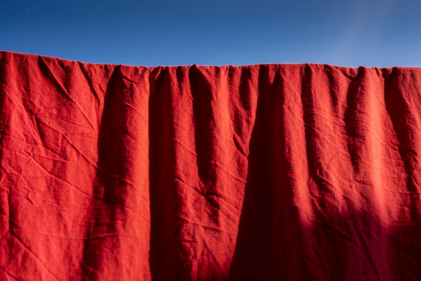 衣服在太阳下晒干图片下载