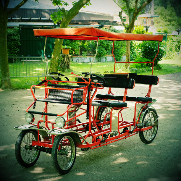 在公园里骑三轮车图片下载