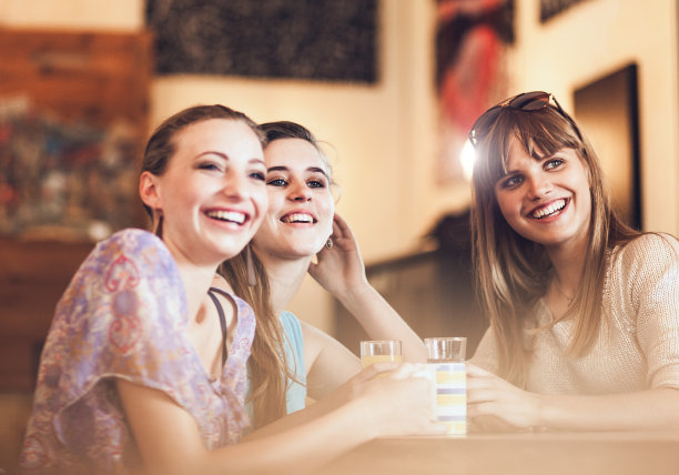 咖啡厅里快乐的青少年朋友聊天图片下载