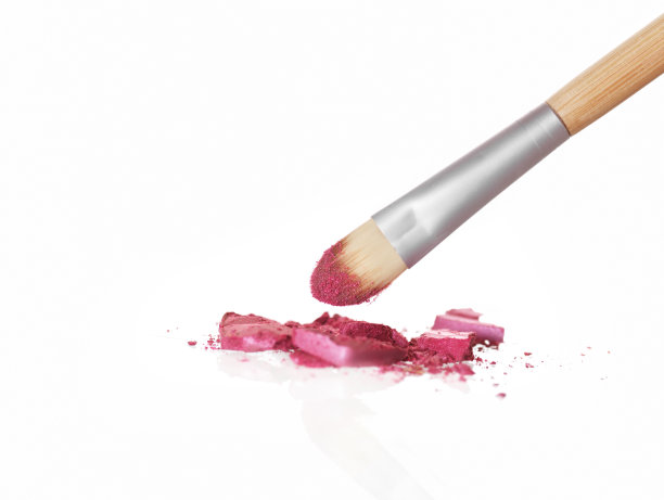 刷上粉色的眼影图片下载