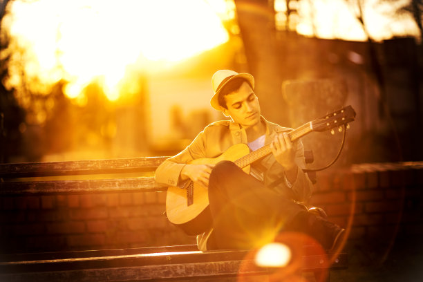 弹吉他的年轻人图片下载