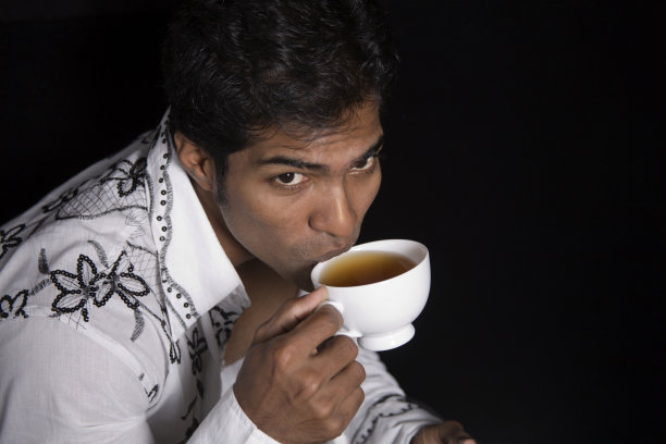 啜饮着一杯热茶图片下载