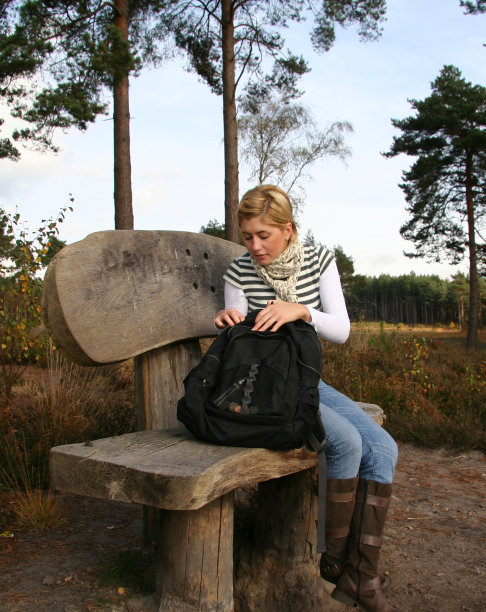 年轻女孩在森林里散步图片下载