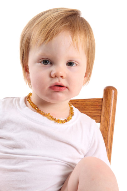 婴儿戴着波罗的海琥珀项链图片下载