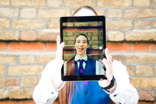 年轻人开玩笑和自拍图片下载