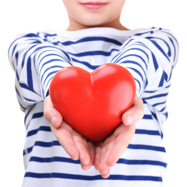 可爱的小男孩给一个红心图片下载
